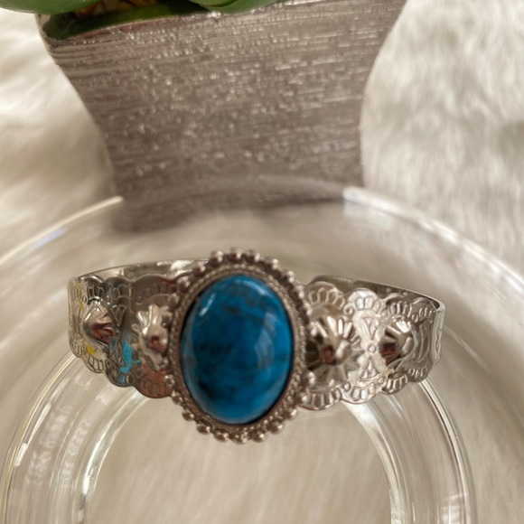 Half bangle bracelet - Picture 5 of 5